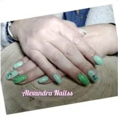 Trabalho de manicure em tom verde, fotografia do arquivo Facebook