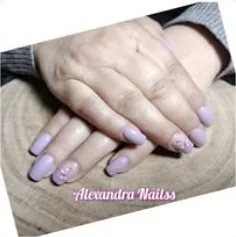 Trabalho de manicure em tom roxo, fotografia do arquivo Facebook