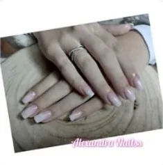 Trabalho de manicure em tom nude, fotografia do arquivo Facebook