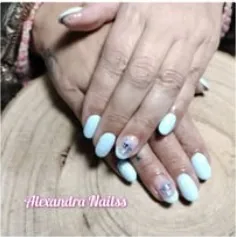 Trabalho de manicure em tom azul, fotografia do arquivo Facebook