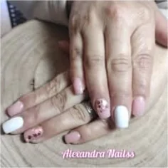 Trabalho de manicure em tom rosa, fotografia do arquivo Facebook