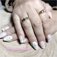 Trabalho de manicure em tom nude, fotografia do arquivo Facebook