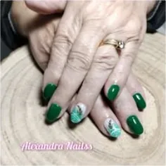 Trabalho de manicure em tom verde, fotografia do arquivo Facebook