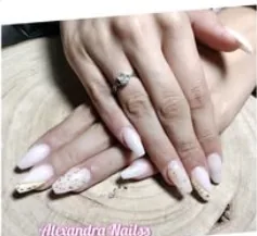 Trabalho de manicure em tom rosa, fotografia do arquivo Facebook