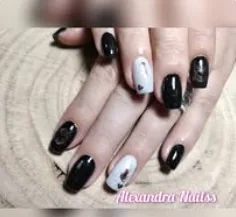 Trabalho de manicure em tom preto, fotografia do arquivo Facebook