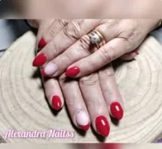 Trabalho de manicure em tom vermelho, fotografia do arquivo Facebook