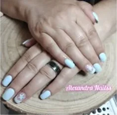 Trabalho de manicure em tom azul, fotografia do arquivo Facebook