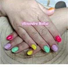 Trabalho de nail art com padrão, fotografia do arquivo Facebook