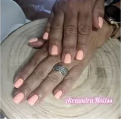Trabalho de manicure em tom rosa, fotografia do arquivo Facebook