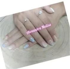 Trabalho de manicure em tom azul, fotografia do arquivo Facebook