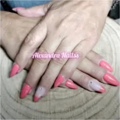 Trabalho de manicure em tom rosa, fotografia do arquivo Facebook