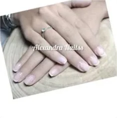 Trabalho de manicure em tom nude, fotografia do arquivo Facebook