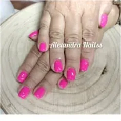 Trabalho de manicure em tom rosa, fotografia do arquivo Facebook
