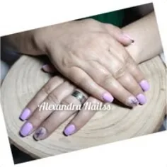 Trabalho de manicure em tom roxo, fotografia do arquivo Facebook