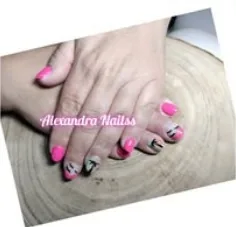 Trabalho de manicure em tom rosa, fotografia do arquivo Facebook