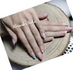Trabalho de manicure em tom nude, fotografia do arquivo Facebook