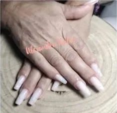 Trabalho de manicure em tom nude, fotografia do arquivo Facebook