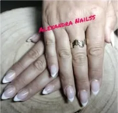 Trabalho de manicure em tom vermelho, fotografia do arquivo Facebook