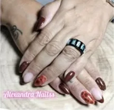 Trabalho de nail art com padrão, fotografia do arquivo Facebook