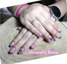 Trabalho de nail art com padrão, fotografia do arquivo Facebook