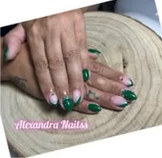 Trabalho de manicure em tom verde, fotografia do arquivo Facebook
