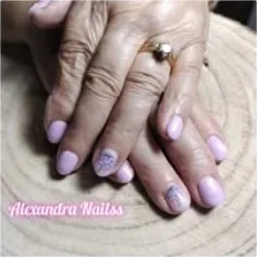 Trabalho de manicure em tom roxo, fotografia do arquivo Facebook