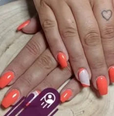 Trabalho de manicure em tom rosa, fotografia do arquivo Facebook