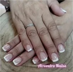 Trabalho de manicure em tom nude, fotografia do arquivo Facebook