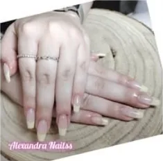 Trabalho de manicure em tom nude, fotografia do arquivo Facebook
