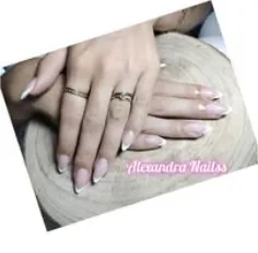 Trabalho de manicure em tom nude, fotografia do arquivo Facebook
