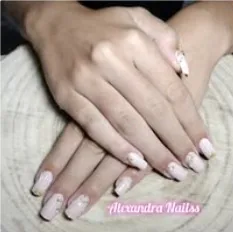 Trabalho de manicure em tom nude, fotografia do arquivo Facebook