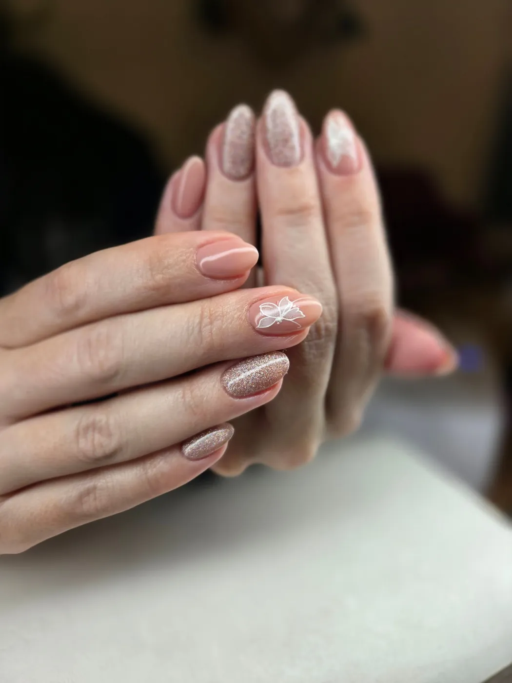Manicure em tom neutro, unha quadrada, close-up