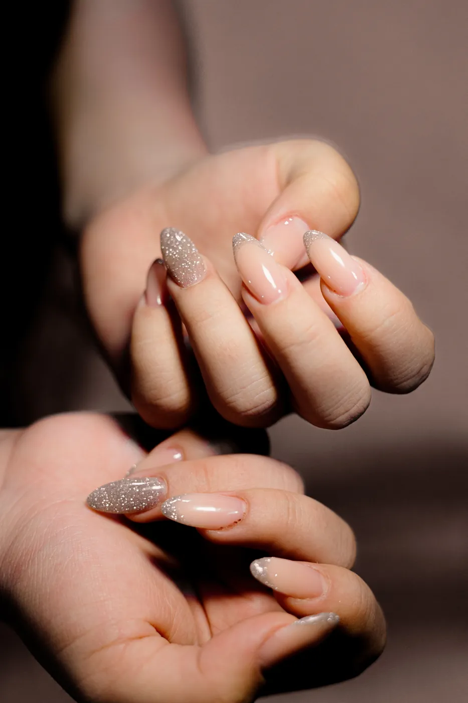 Manicure em tom neutro, unha em amêndoa