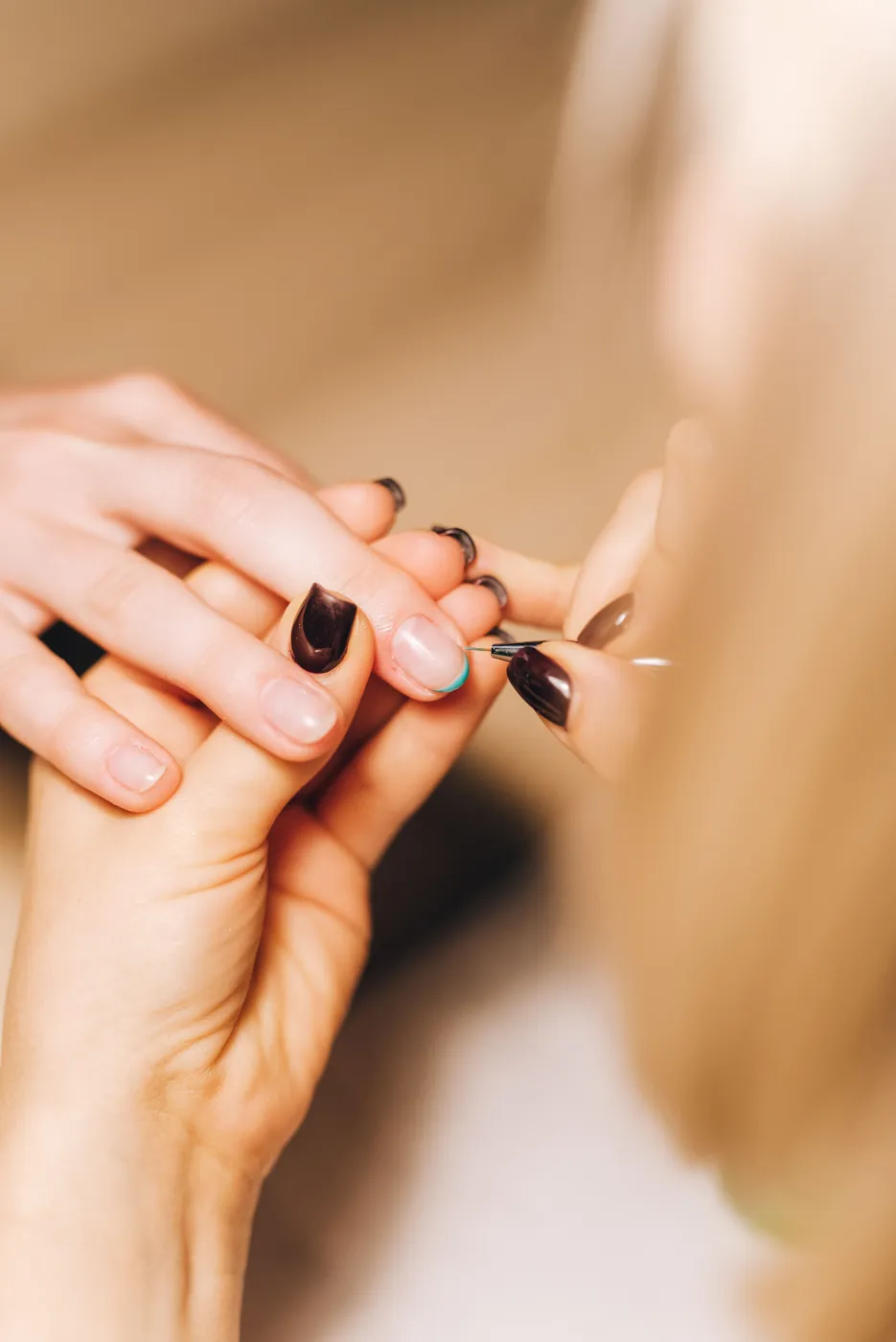 Nail art em preto com acabamento brilhante