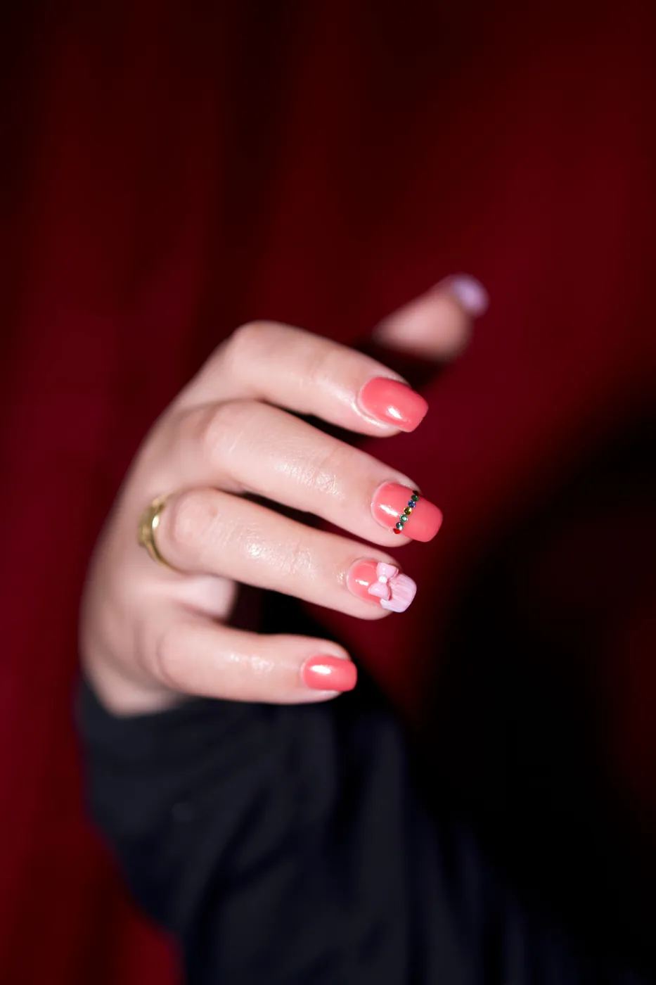 Manicure em tom rosa suave, acabamento natural