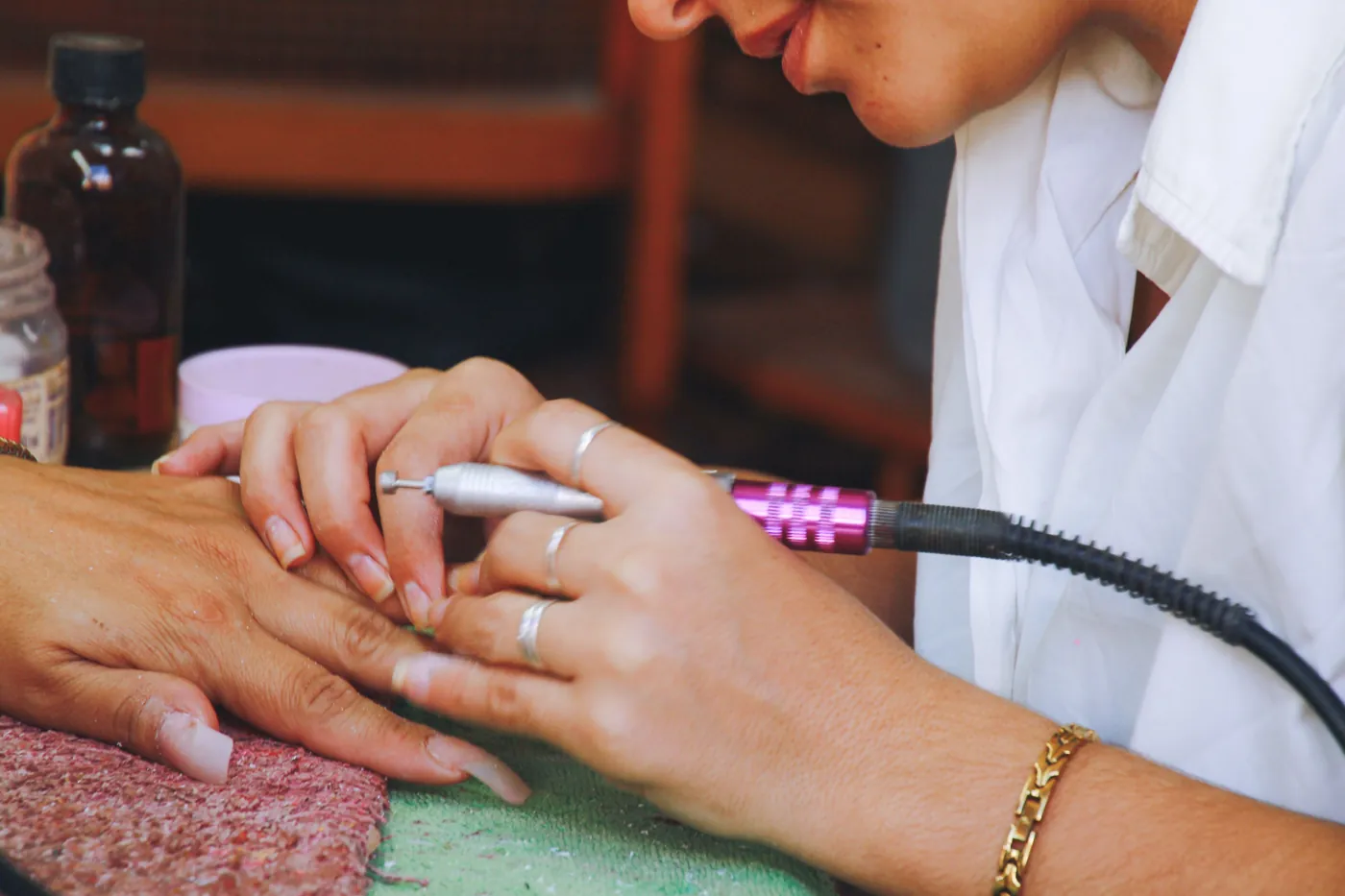 Aplicação de verniz durante uma sessão de manicure
