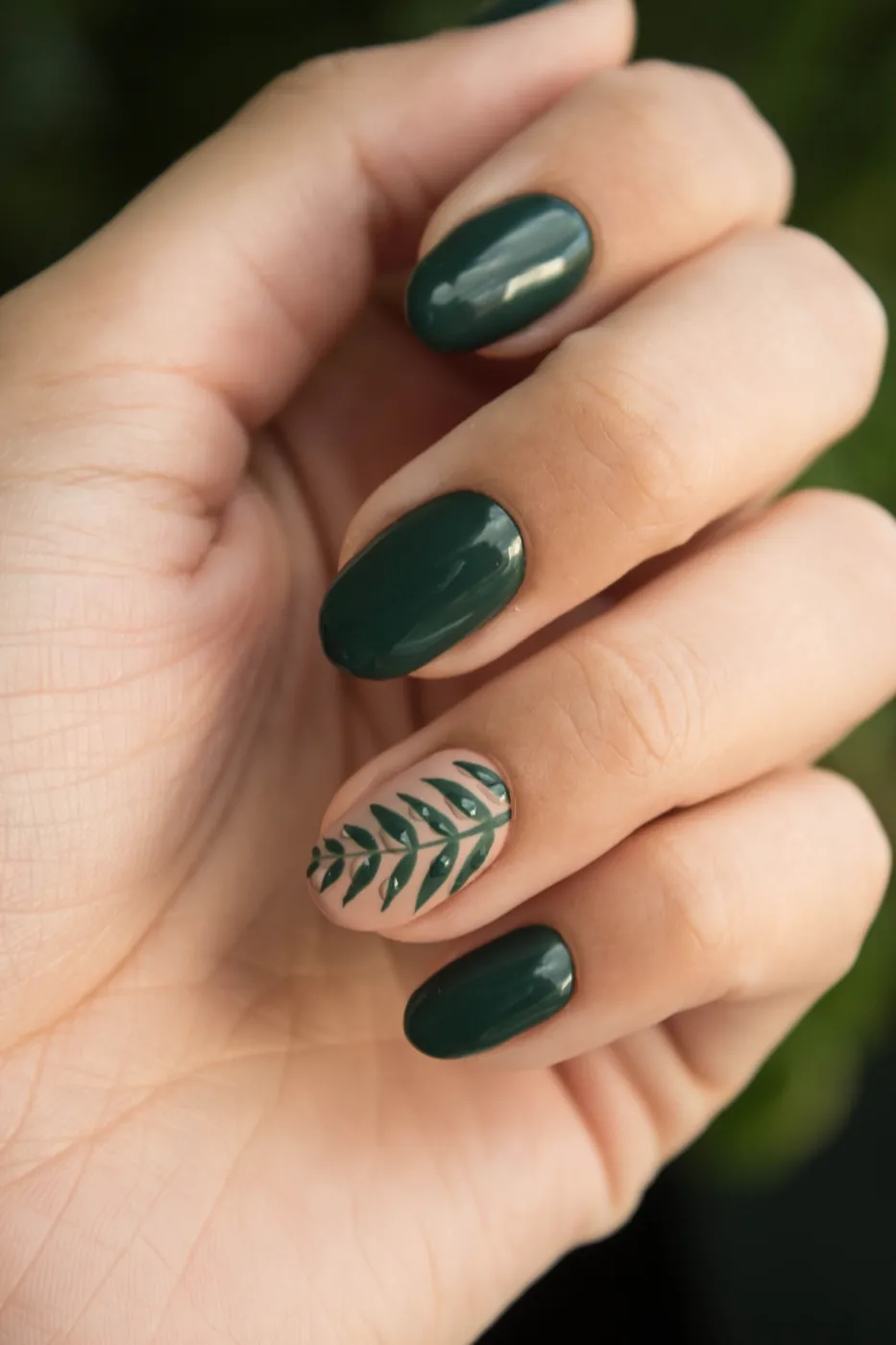 Nail art em verde, unha quadrada com acabamento brilhante