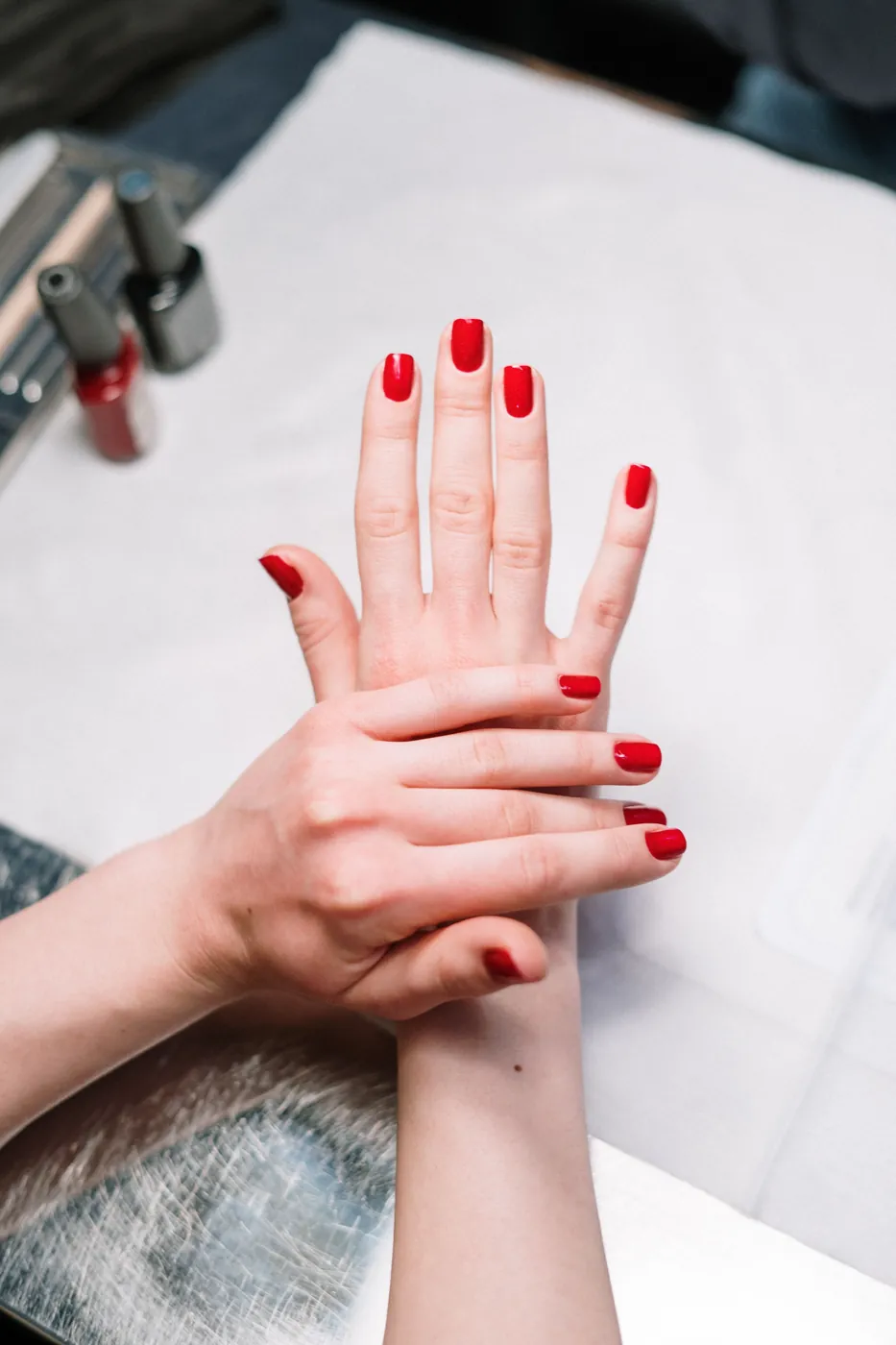 Nail art em vermelho clássico, unha em amêndoa